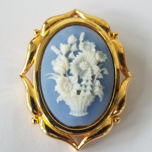 Vintage Jewelry - Relisted -Vintage flower blue cameo brooch pendant gold pin